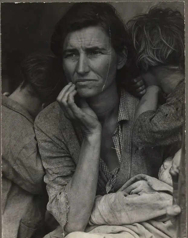 Migrant Mother, the unretouched file print: identical scene, but a thumb grips the tent pole at the lower right corner.