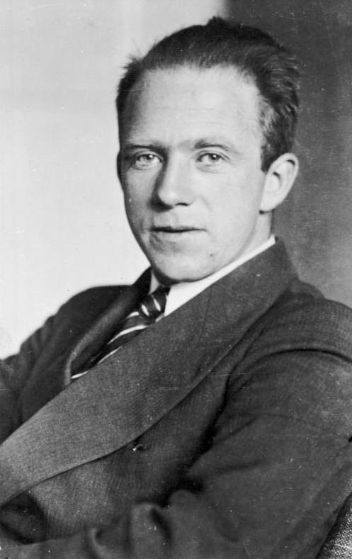 Black-and-white portrait of a young Werner Heisenberg in 1933, in a suit and tie.