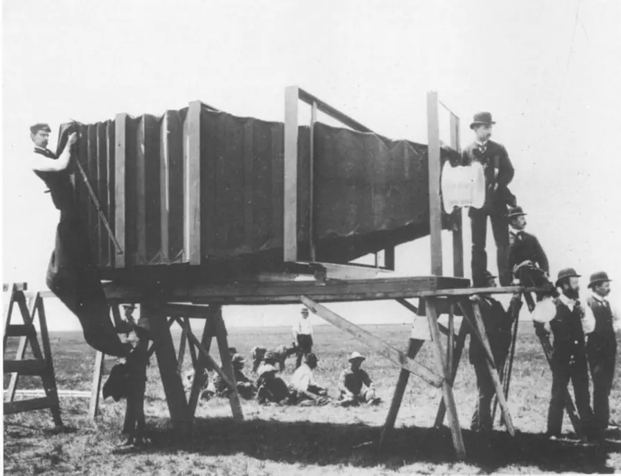 The 1900 Mammoth camera: a camera the size of a garden shed with its bellows extended, posed with the crew of men needed to run it.
